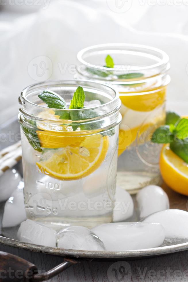 acqua fredda rinfrescante con limone e menta foto