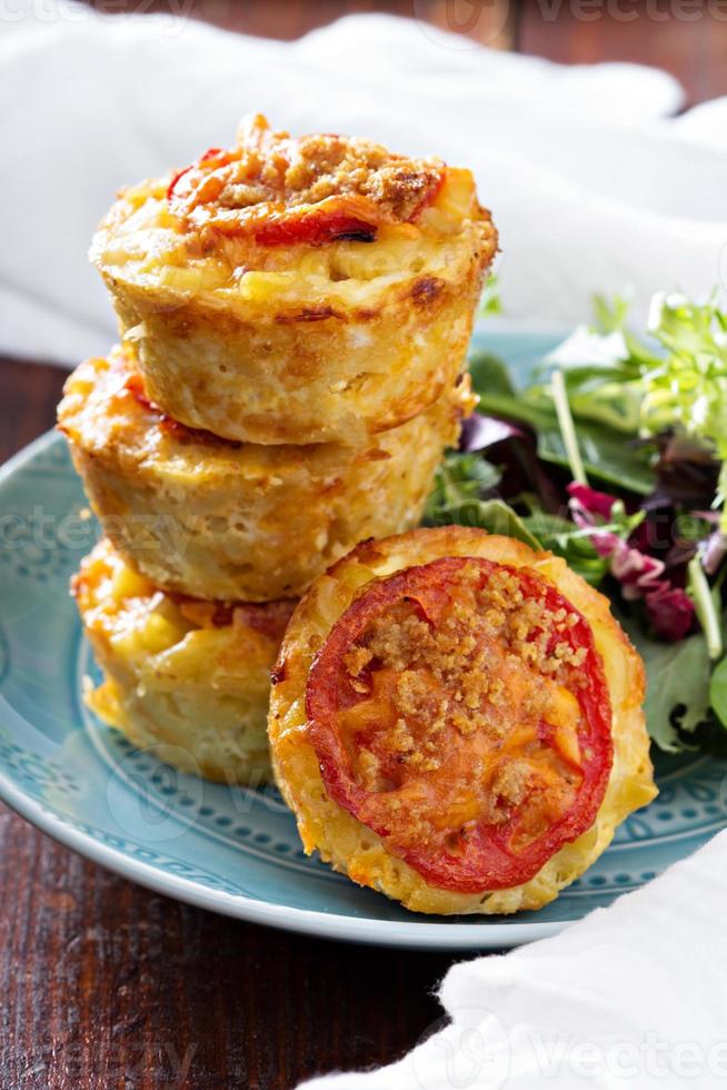 maccheroni e formaggio in teglia per muffin foto