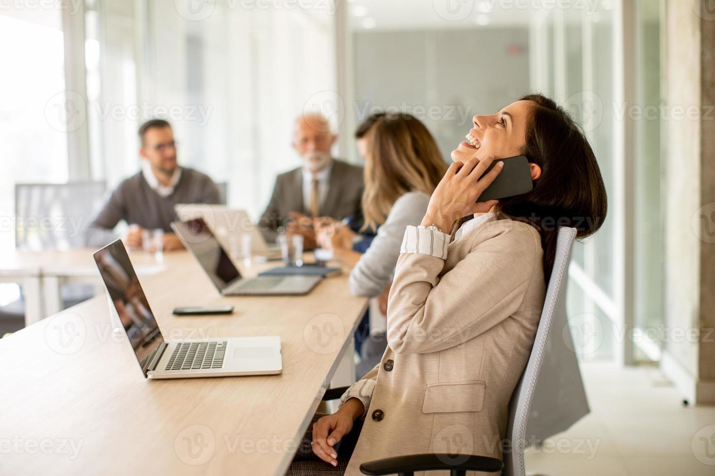 giovane donna utilizzando mobile Telefono nel il ufficio foto