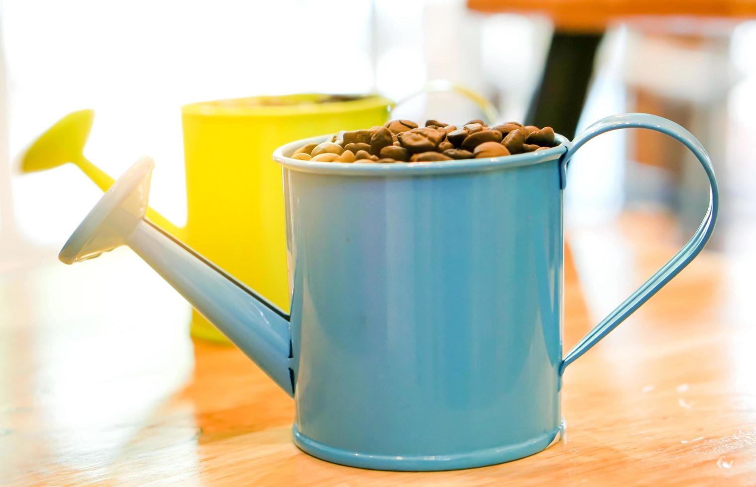 caffè fagiolo nel colorato piccolo decorazione doccia pentola con sole leggero sfondo. foto