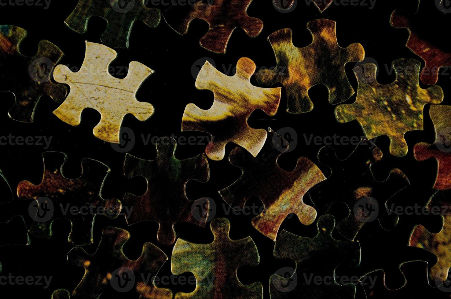 puzzle pezzi su il tavolo foto