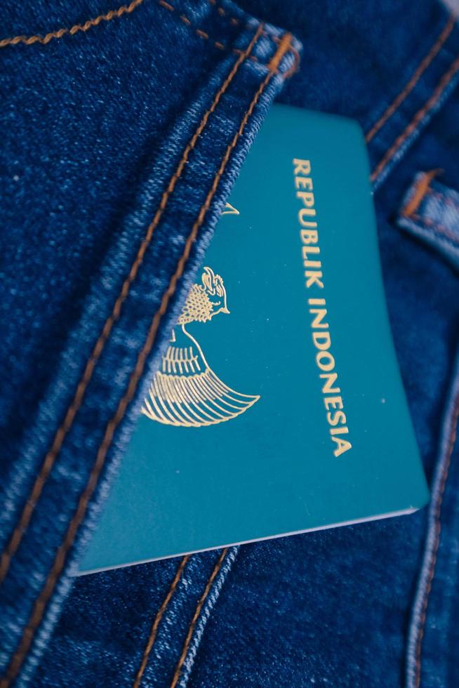 un indonesiano cittadinanza passaporto nel un' jeans tasca. foto