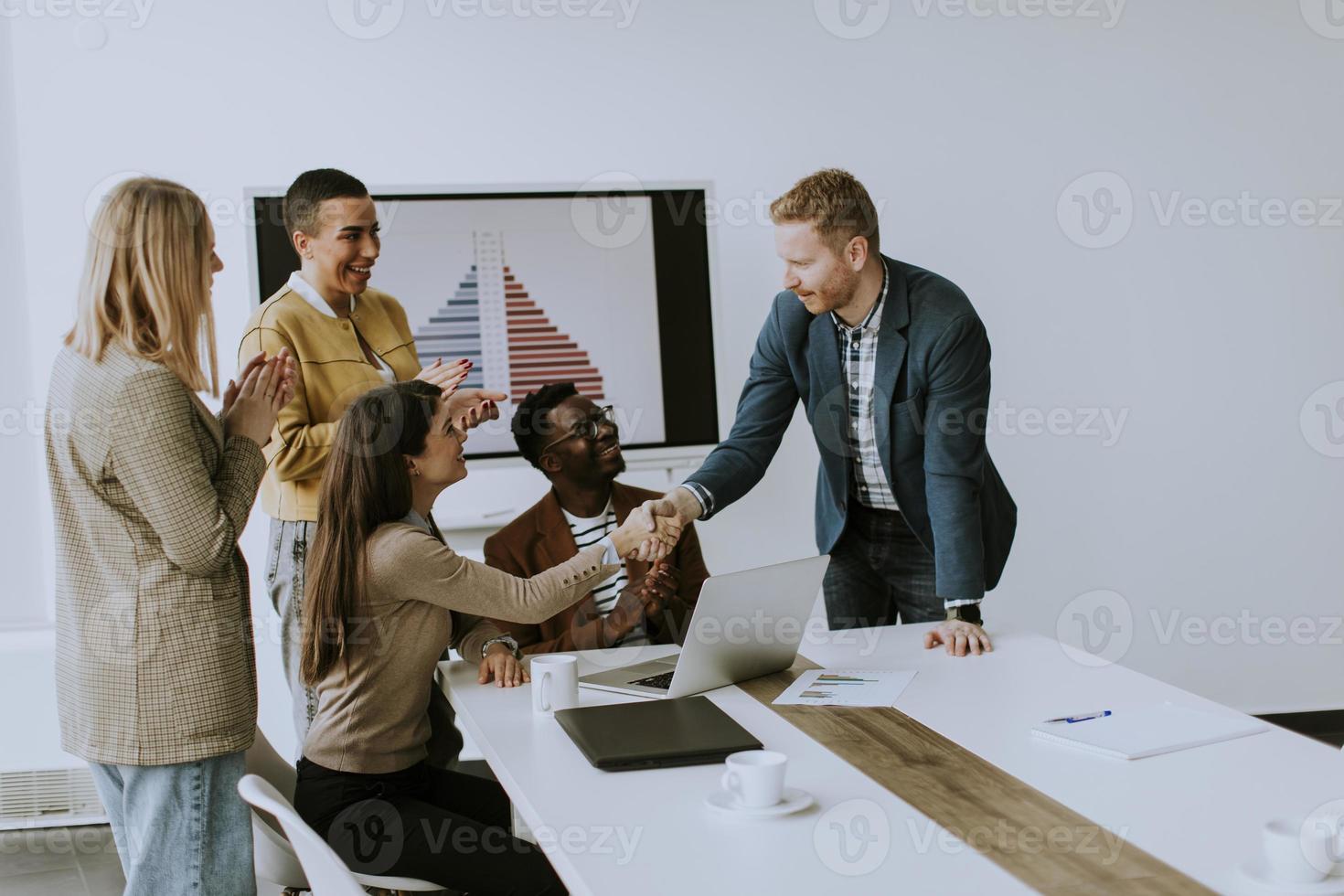 gruppo di multietnico attività commerciale persone Lavorando insieme e preparazione nuovo progetto su un' incontro nel ufficio foto