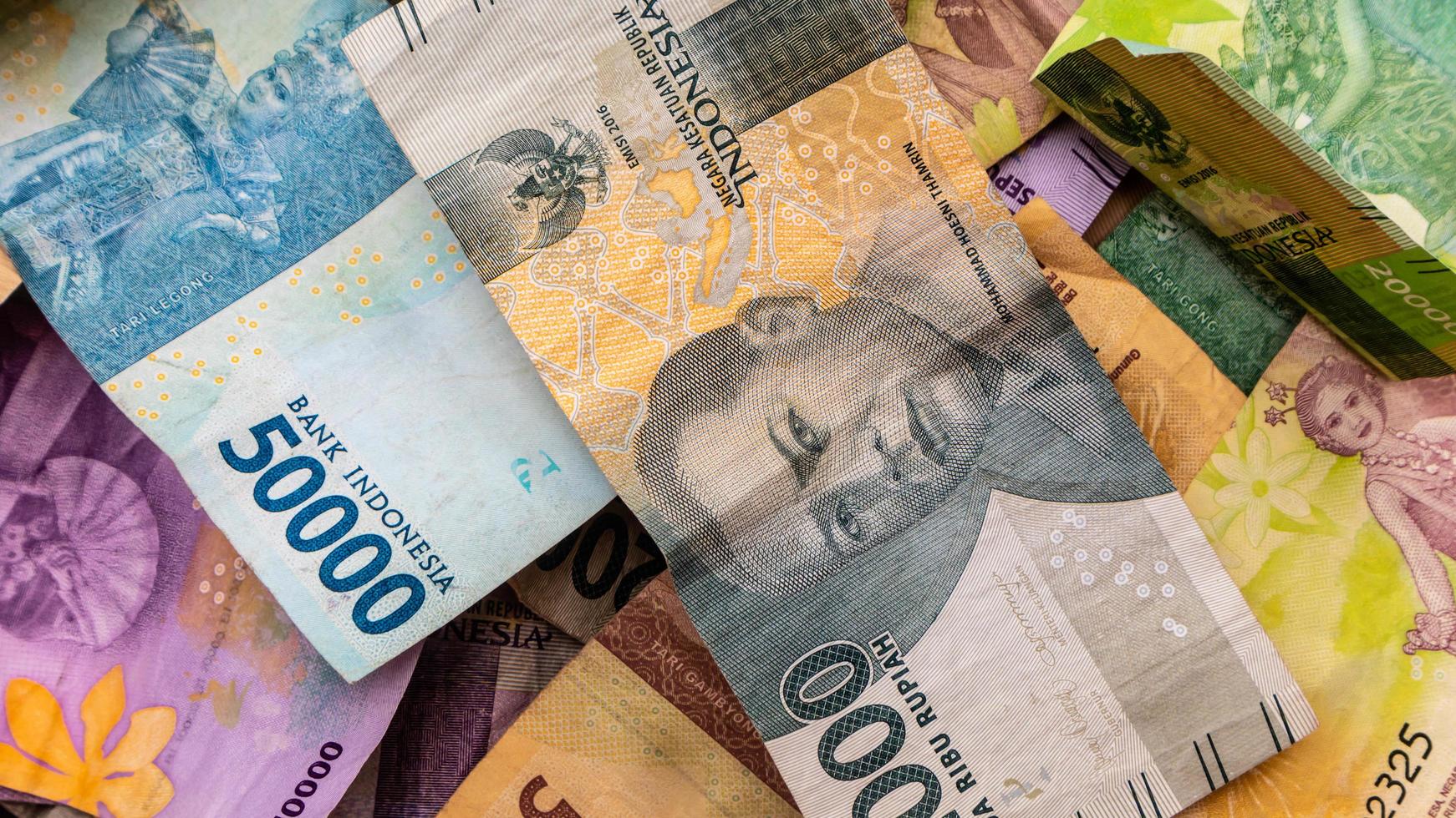pila di rupia banconote come sfondo foto