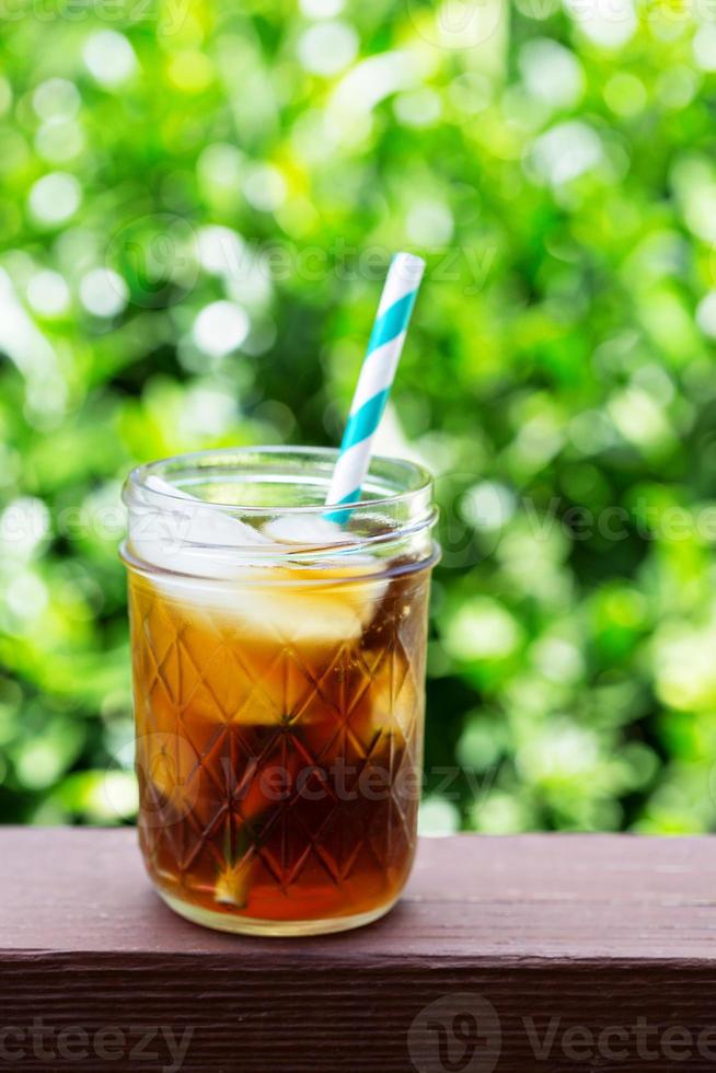 ghiacciato caffè nel muratore barattoli all'aperto foto