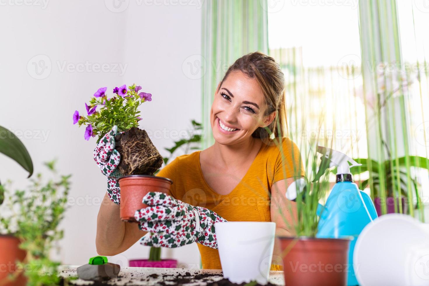 bello casalinga con fiore nel pentola e giardinaggio impostare. opera a casa. piantare un' fiore e primavera pulizia. il casalinga i cambiamenti terra per un' pianta. cura per un' in vaso pianta foto