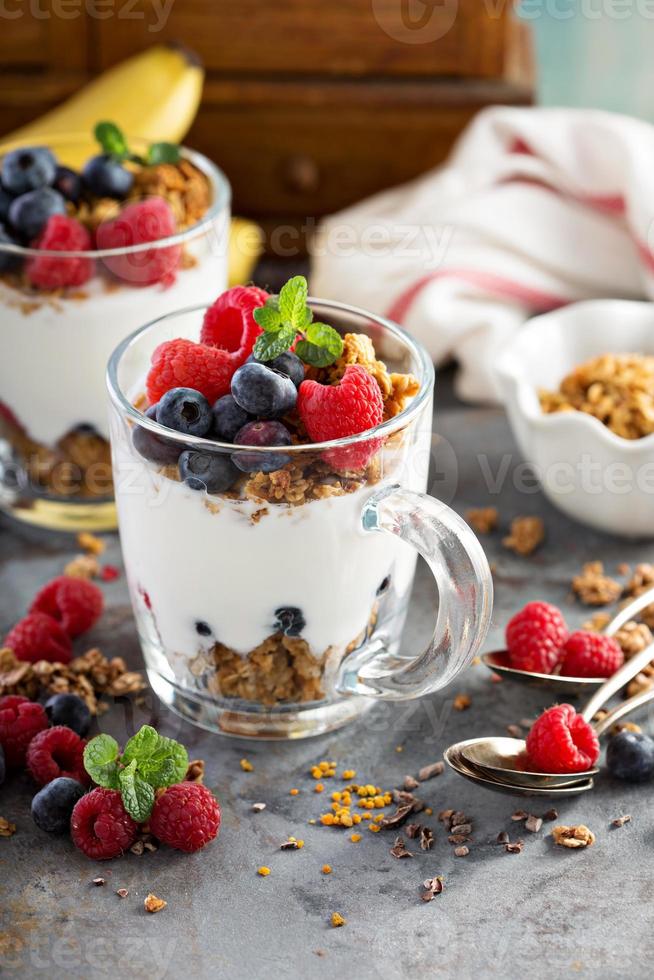 Yogurt parfait con muesli e frutti di bosco foto