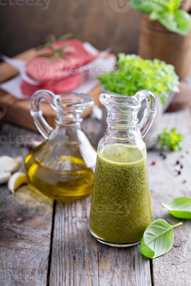 aromatico oliva olio con basilico foto