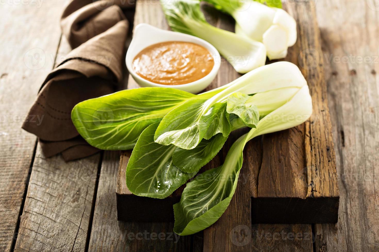 bambino bok choy con arachide salsa foto