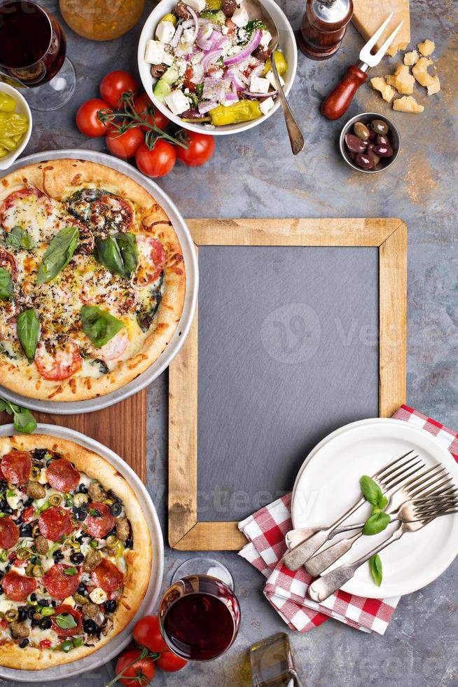 margherita e peperoni Pizza con basilico foto