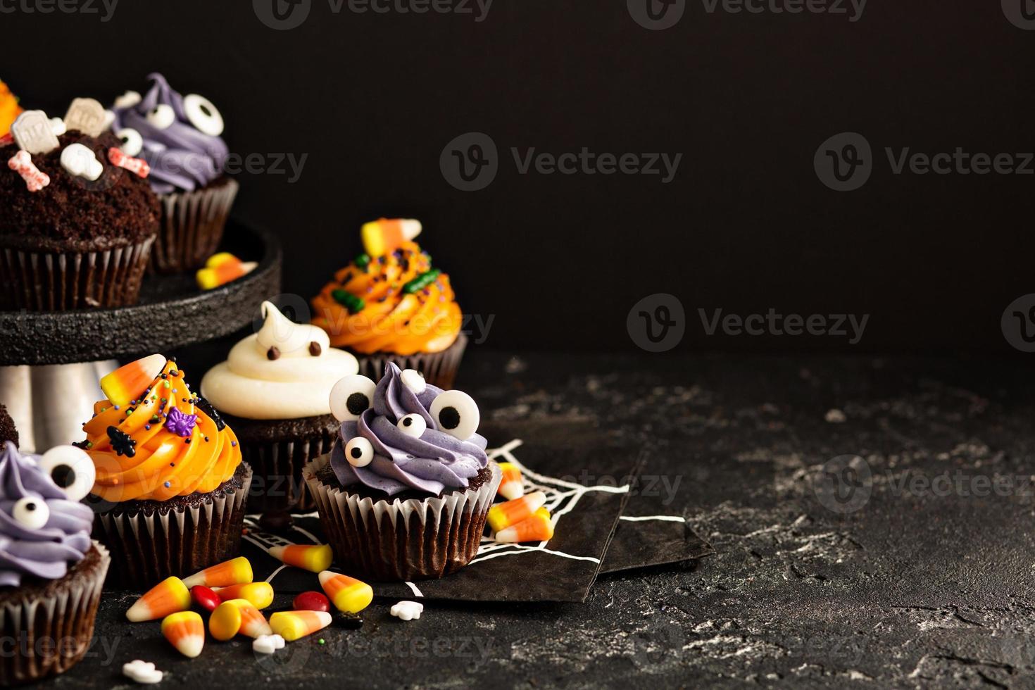 festivo Halloween cupcakes e ossequi foto