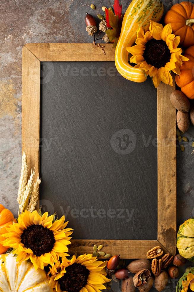 autunno lavagna copia spazio con zucche e girasoli foto
