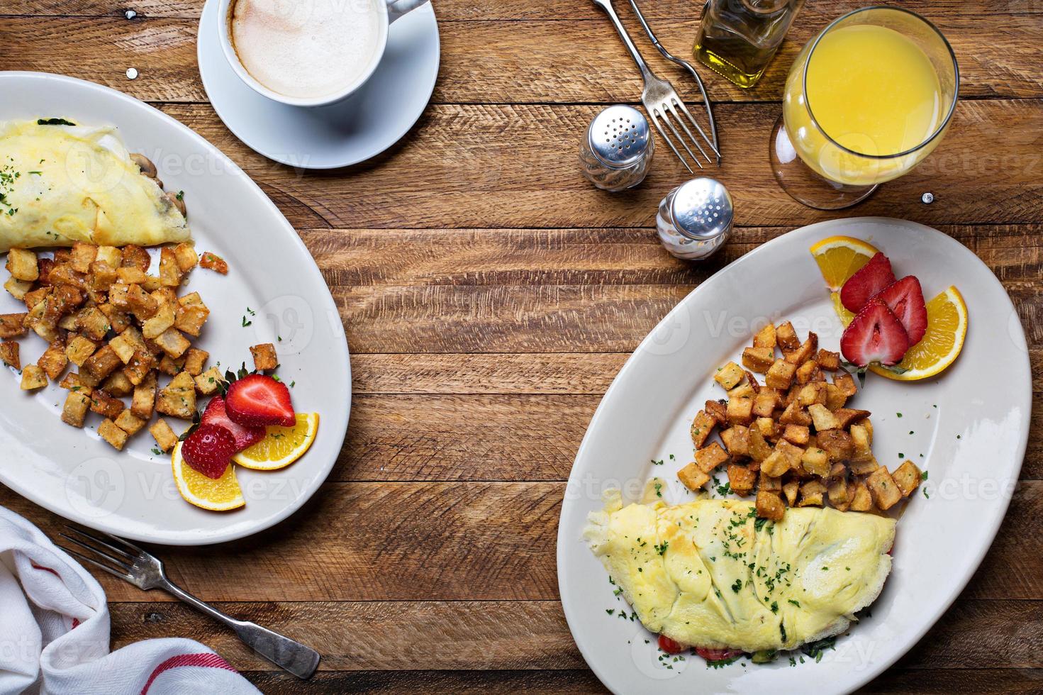 prima colazione tavolo con frittata, caffè e arancia succo foto