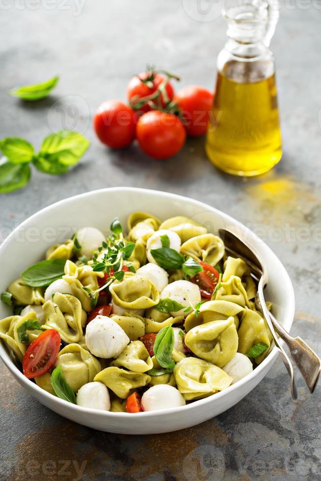 italiano pasta insalata con spinaci ricotta tortellini foto