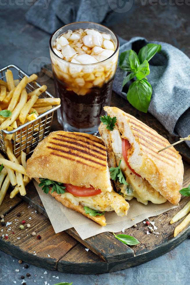 Panini Sandwich con pollo e formaggio foto