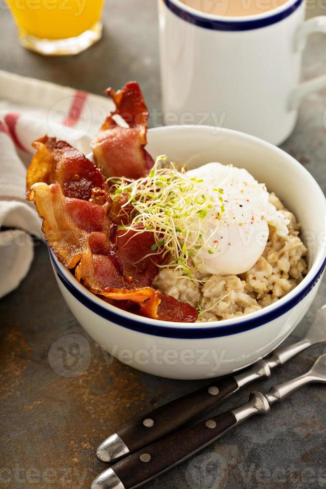 salato fiocchi d'avena porridge con uovo e Bacon foto