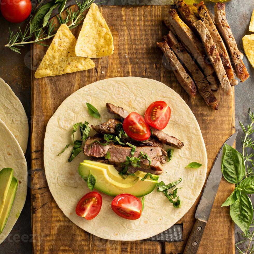 fabbricazione tacos con grigliato bistecca foto