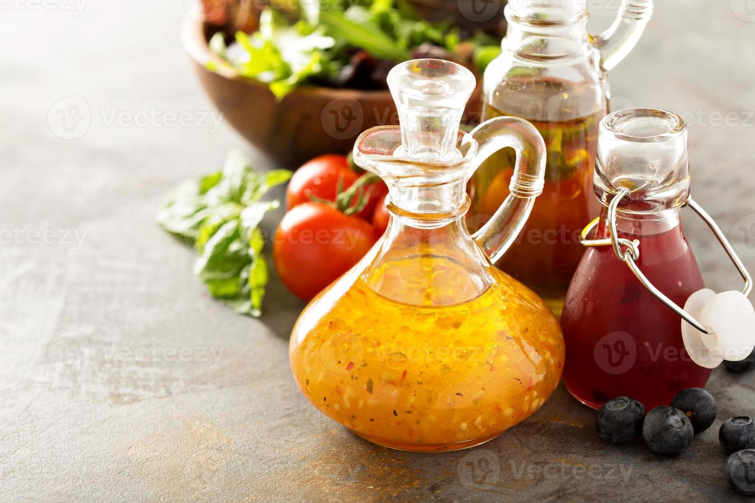 assortimento di insalata condimenti nel bicchiere bottiglie foto