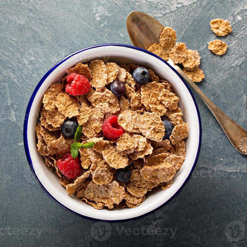 multicereali salutare cereali con fresco bacca foto