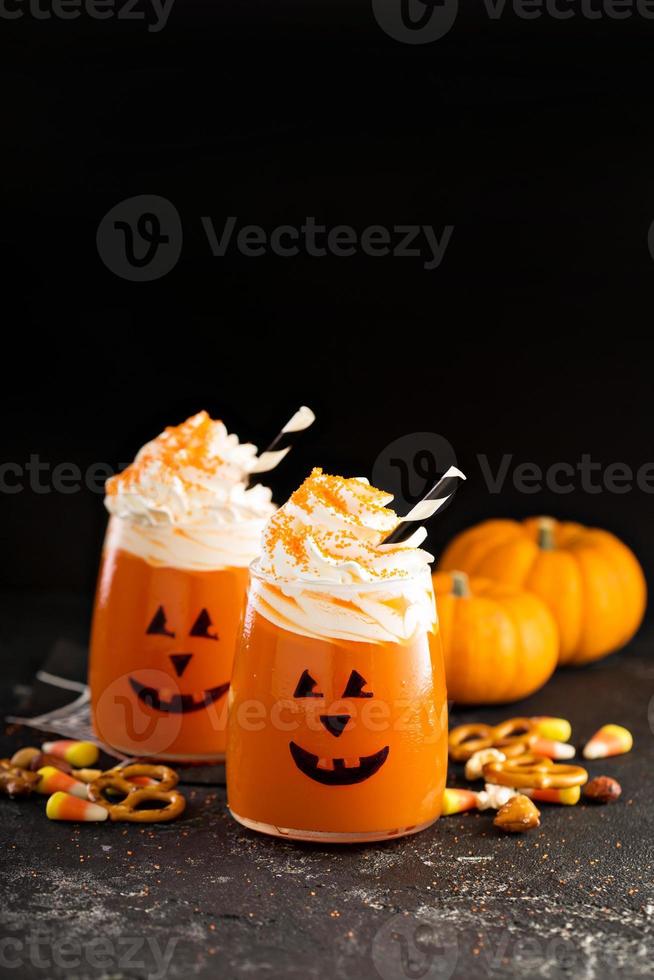 Halloween freddo cocktail o bevanda con Jack o'lantern viso foto