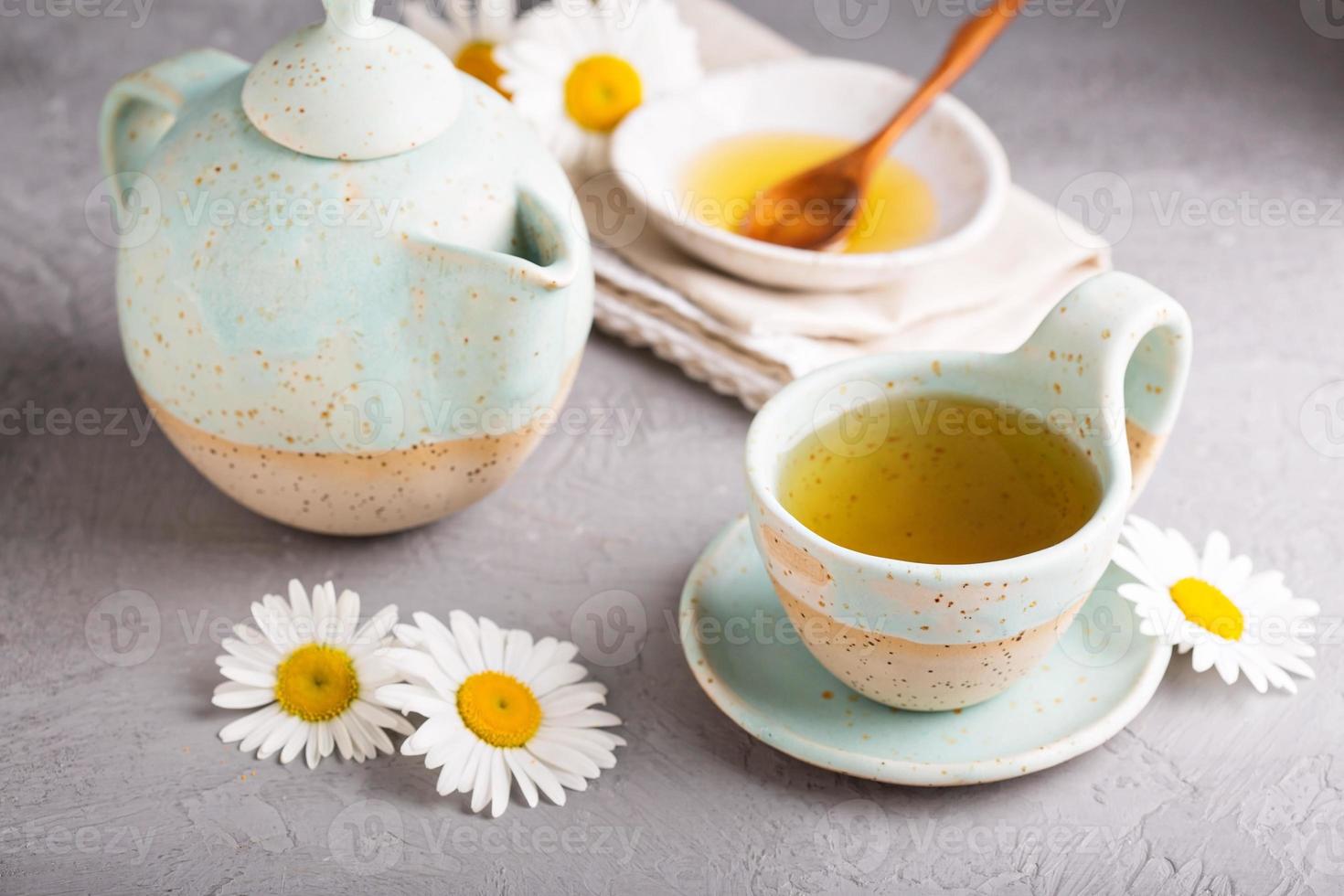 camomille tè nel fatto a mano ceramica tazza foto