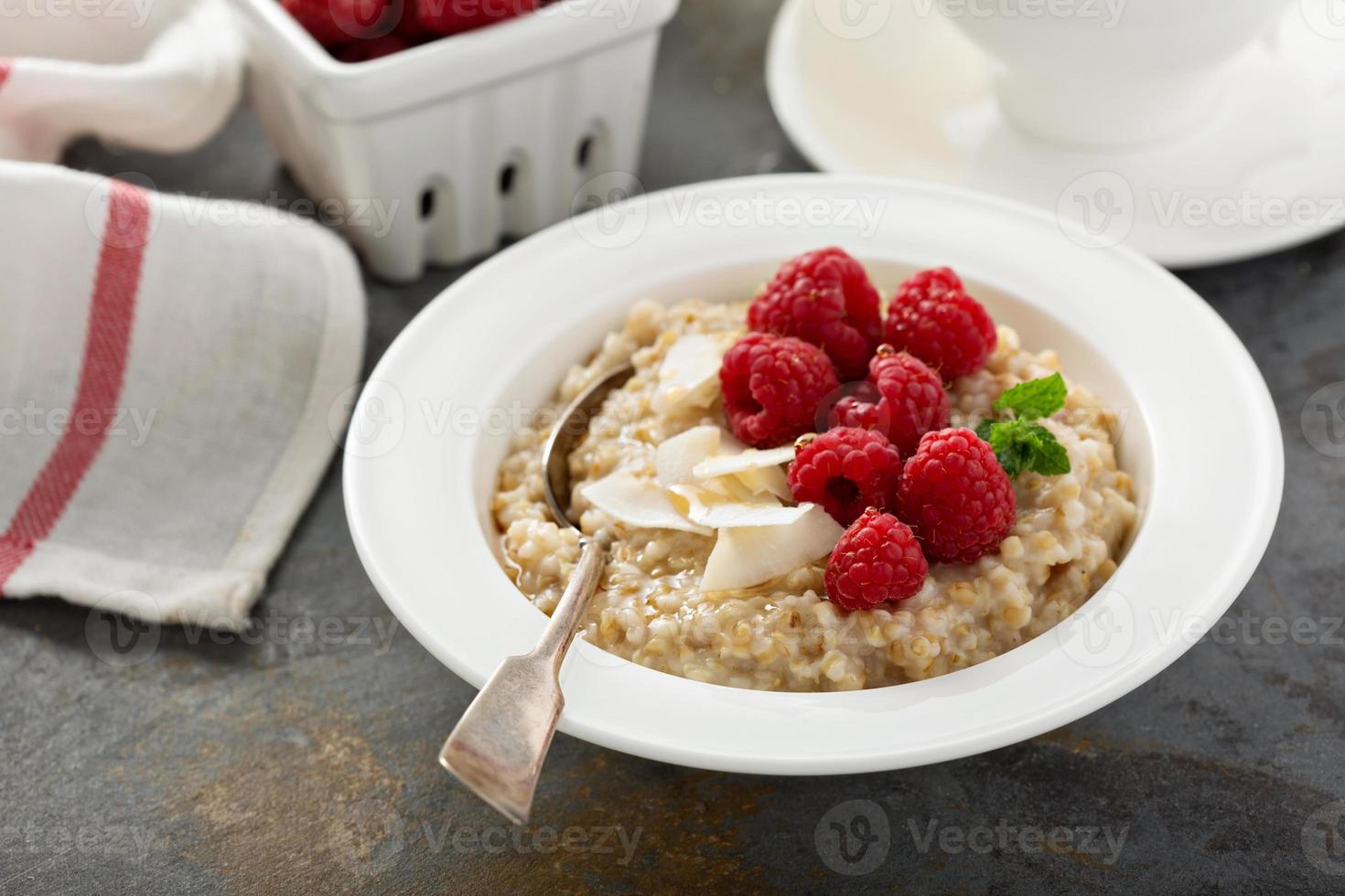 acciaio tagliare fiocchi d'avena porridge con lampone e Noce di cocco foto