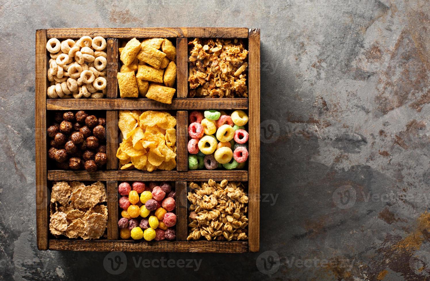 varietà di freddo cereali nel un' di legno scatola alto foto