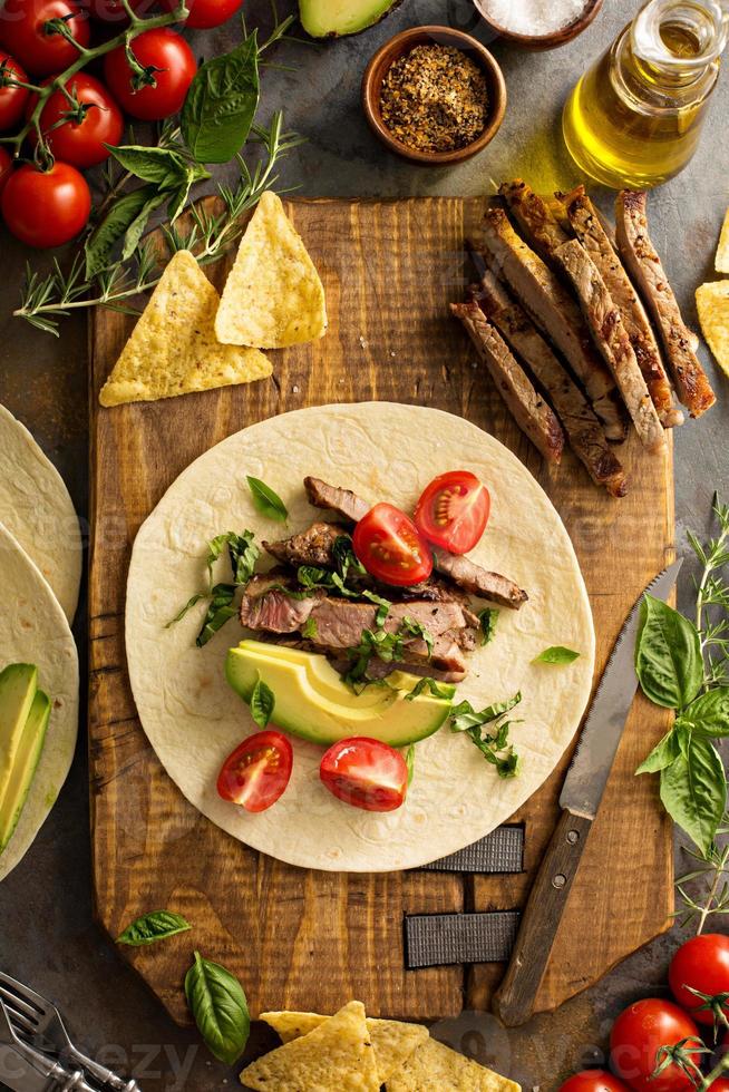 fabbricazione tacos con grigliato bistecca foto