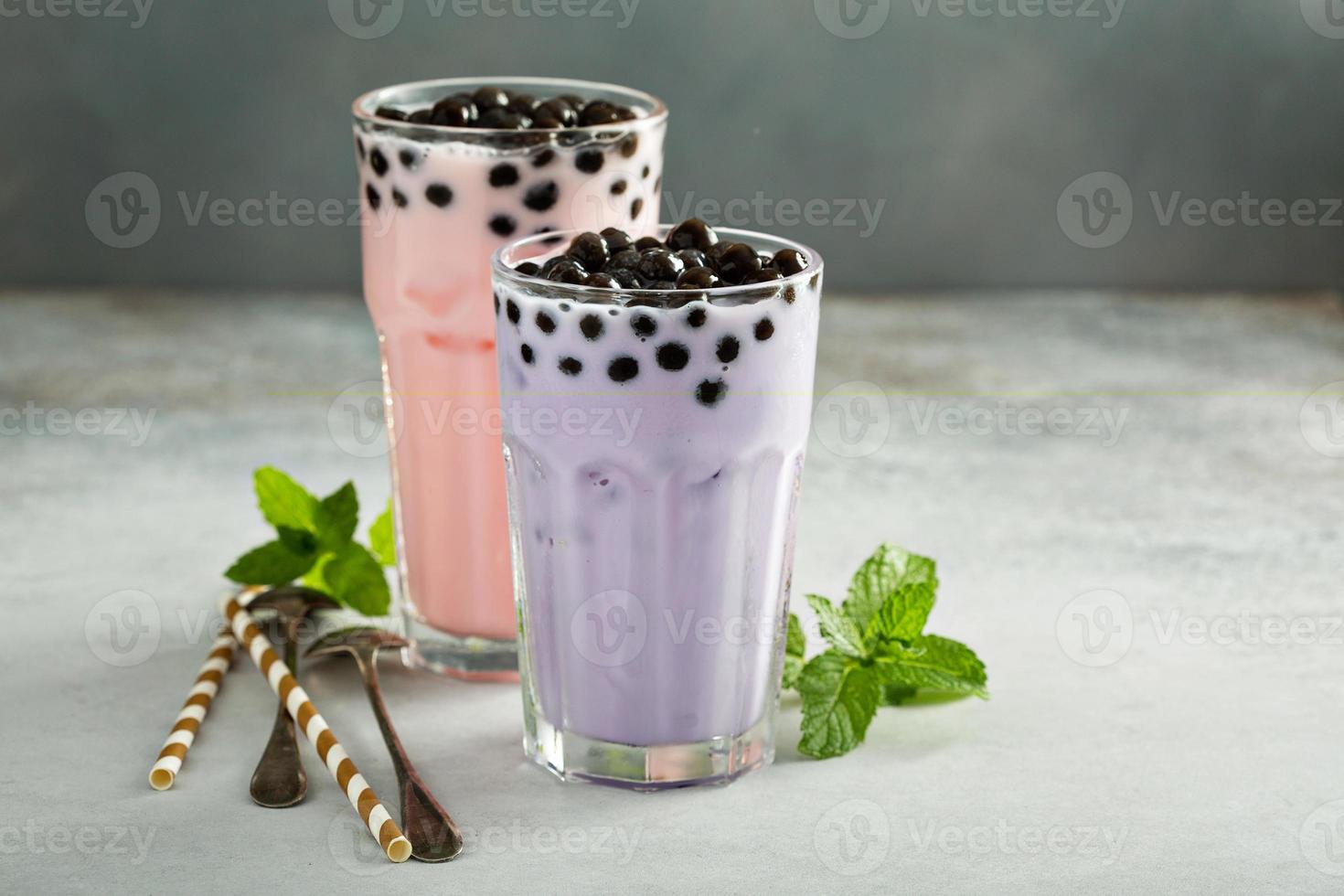 taro e fragola latte bolla tè nel alto bicchieri foto