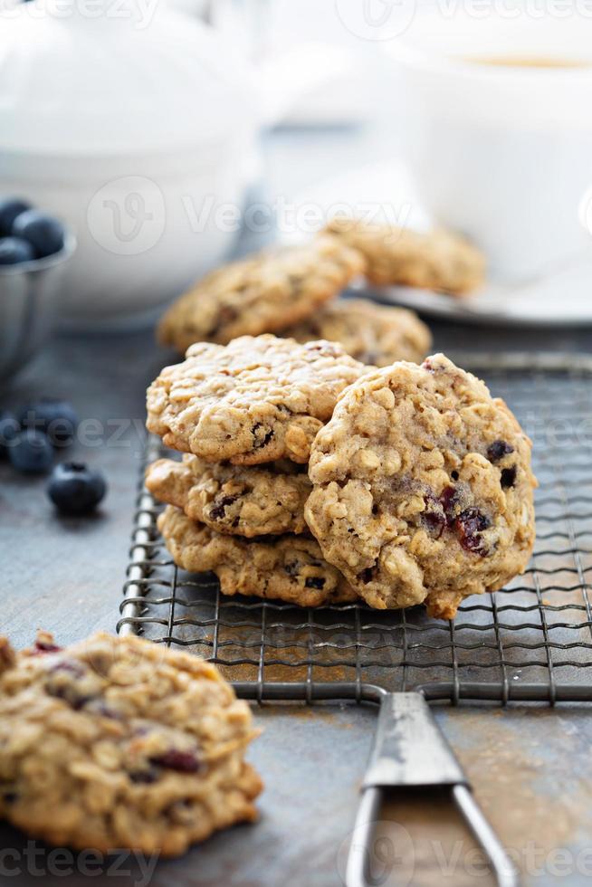 salutare fiocchi d'avena biscotti con secco frutta foto