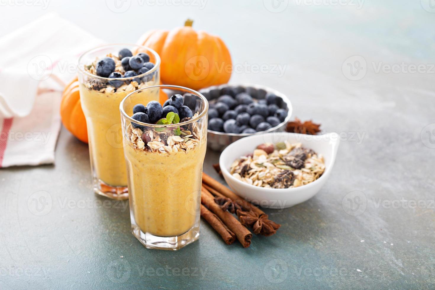 zucca frullato con fiocchi d'avena e mirtillo foto