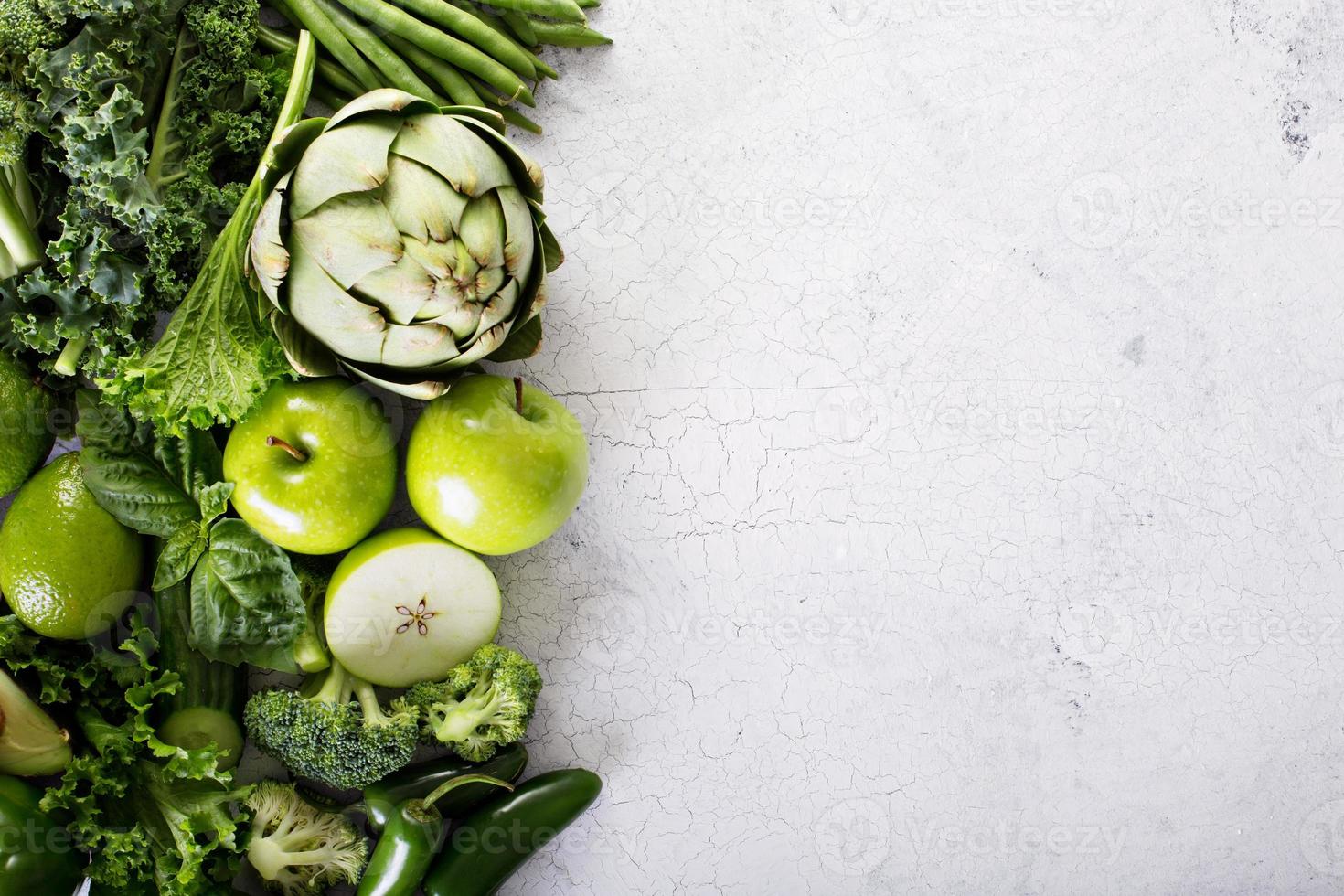 varietà di verde verdure e frutta foto