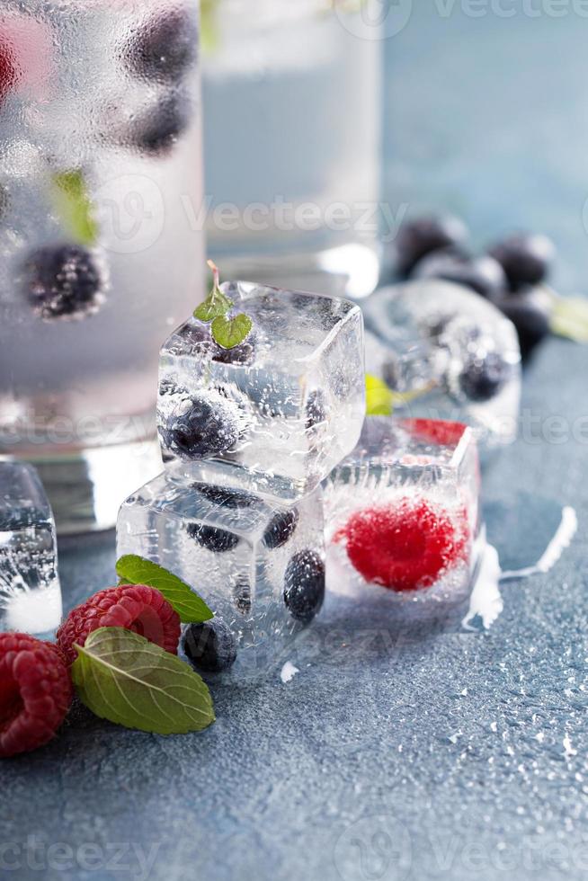 ghiaccio cubi con frutti di bosco e menta foto