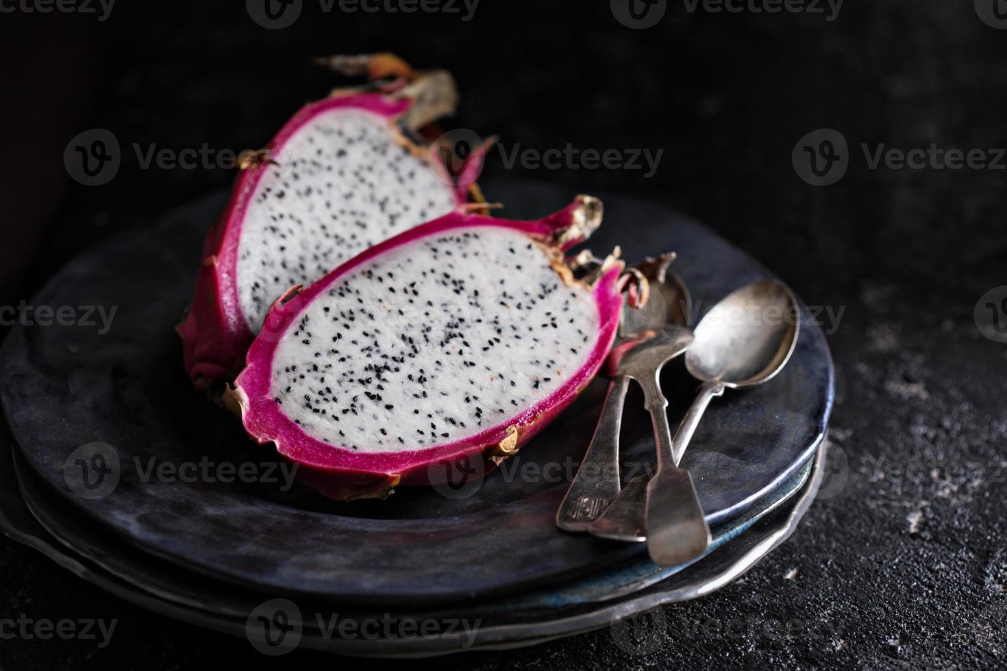 Drago frutta tagliare Aperto su un' piatto foto