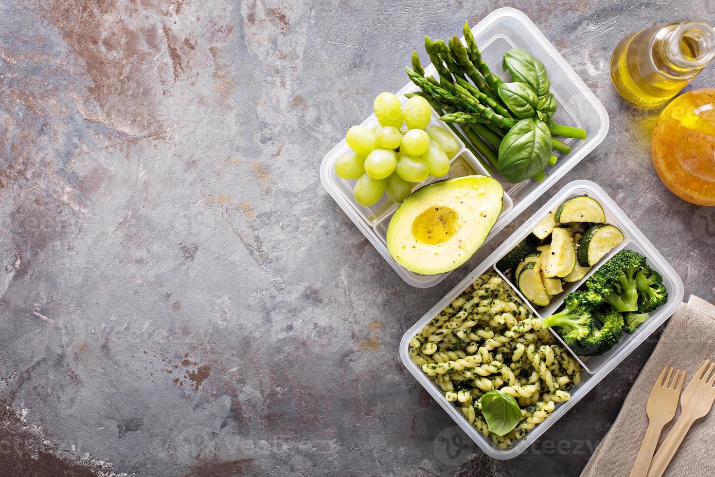 vegano pasto prep contenitori con pasta e verdure foto