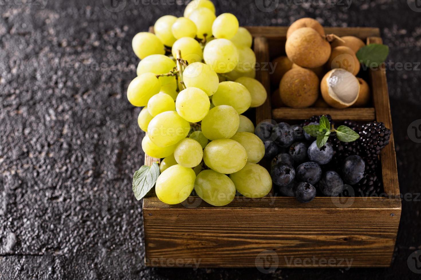 fresco frutta nel di legno scatola foto