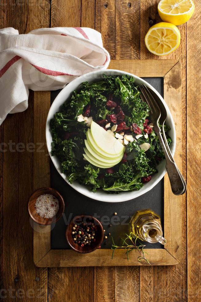 cavolo insalata con secco mirtillo e Mela foto