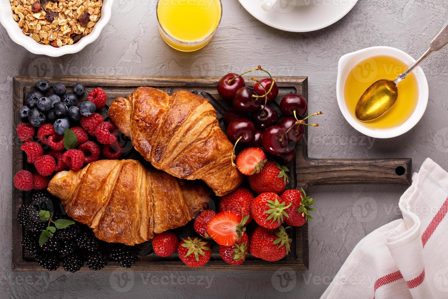 salutare prima colazione con appena al forno Cornetti e frutti di bosco foto