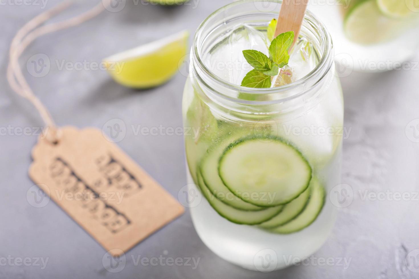 lime e cetriolo limonata nel muratore barattoli foto