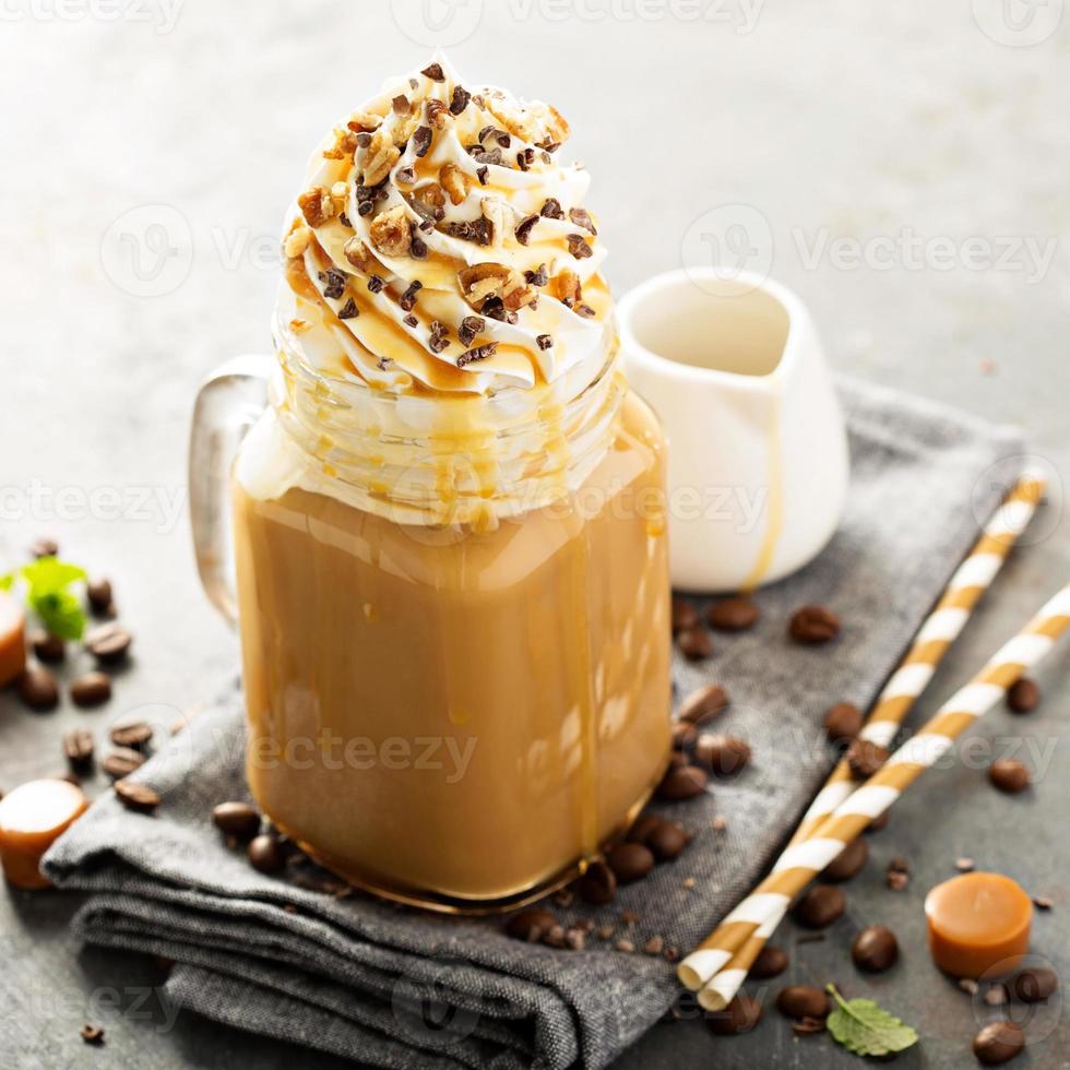 caramello ghiacciato latte macchiato con frustato crema foto