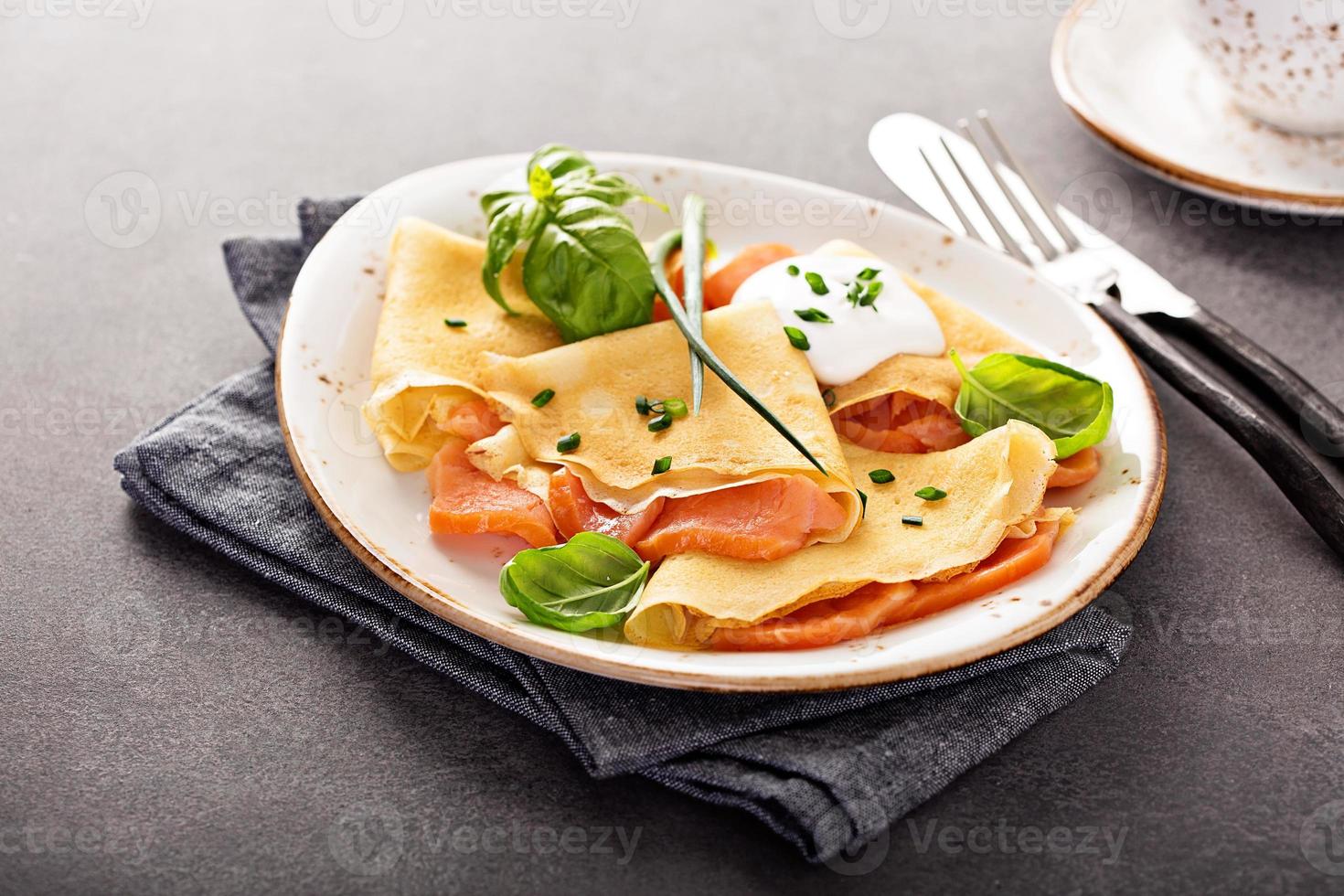 salato crepes con salmone Riempimento foto