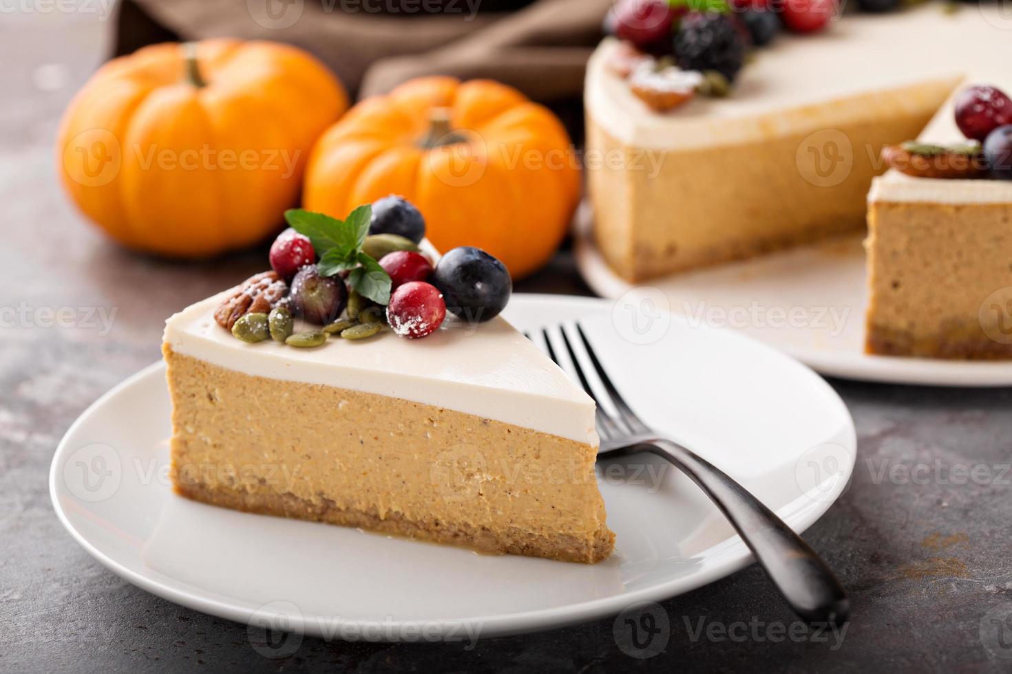 zucca torta di formaggio con acida crema guarnizione foto