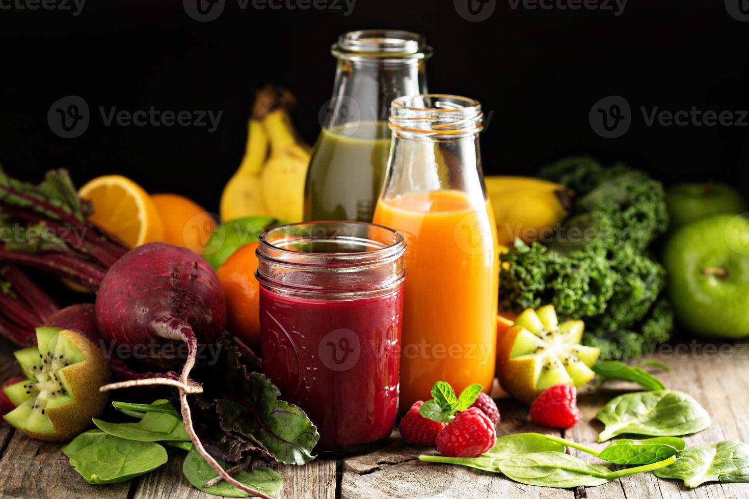 fresco verdura e frutta succhi di frutta con barbabietole, frutti di bosco e verdura foto