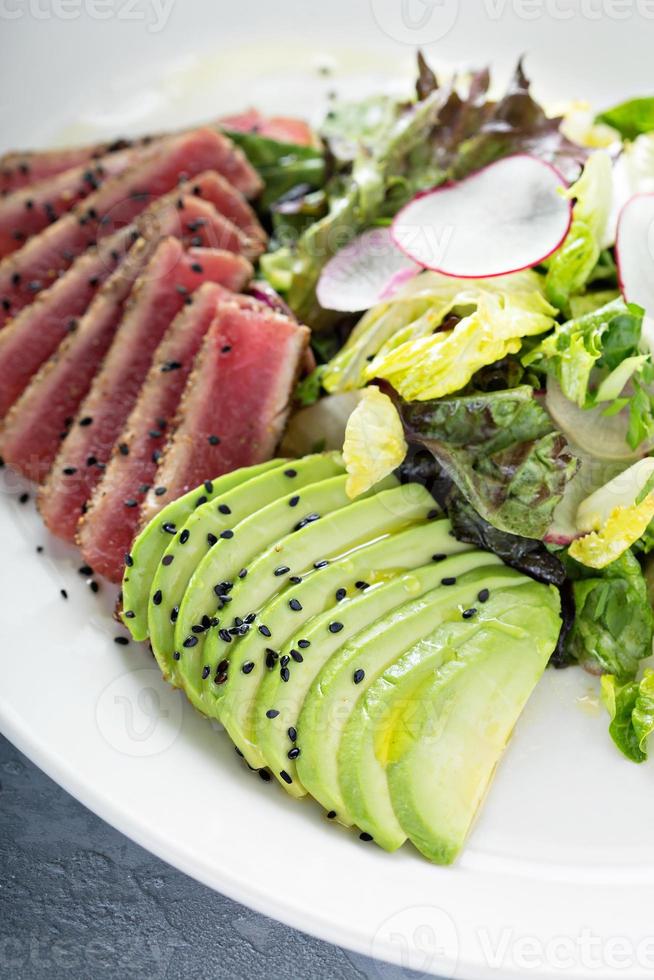 tonno insalata con affettato avocado foto