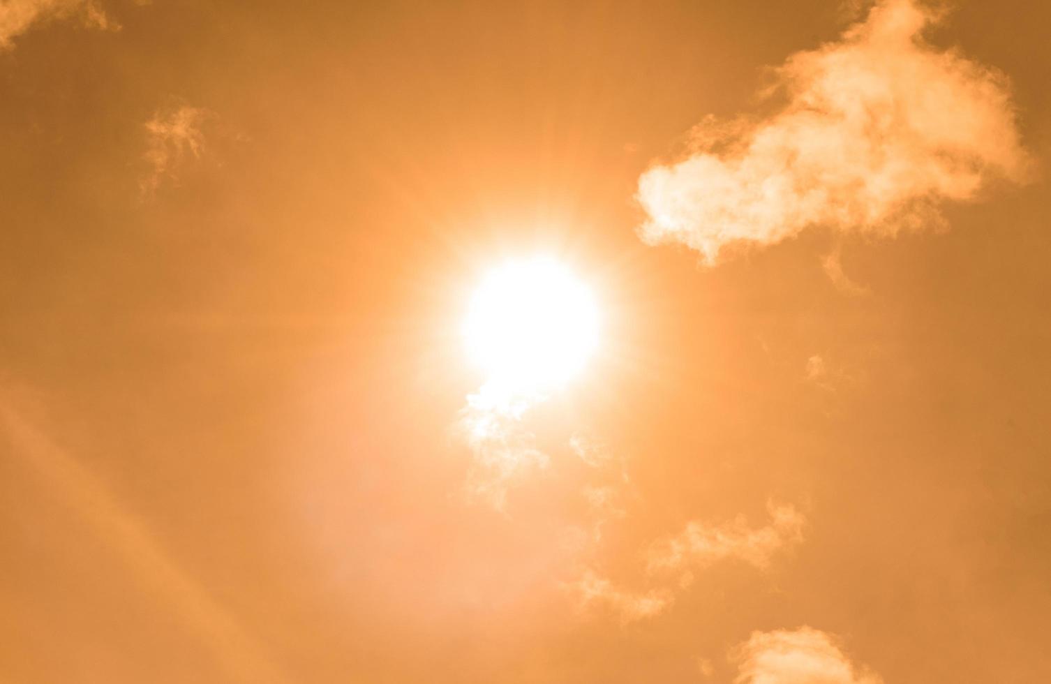 il sole nel il giallo cielo foto