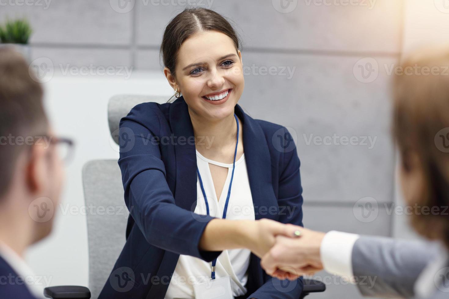 attività commerciale colloquio nel moderno ufficio foto