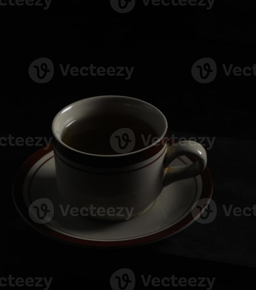 tazza tè isolato su un' nero sfondo foto