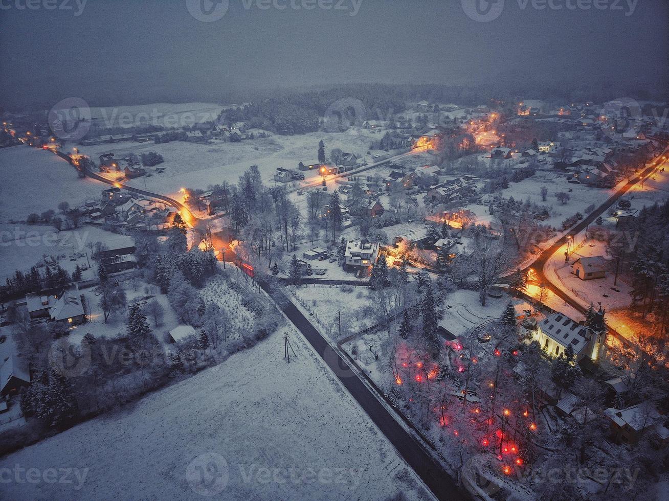 superiore Visualizza aereo notte tiro di nebbioso polacco villaggio foto