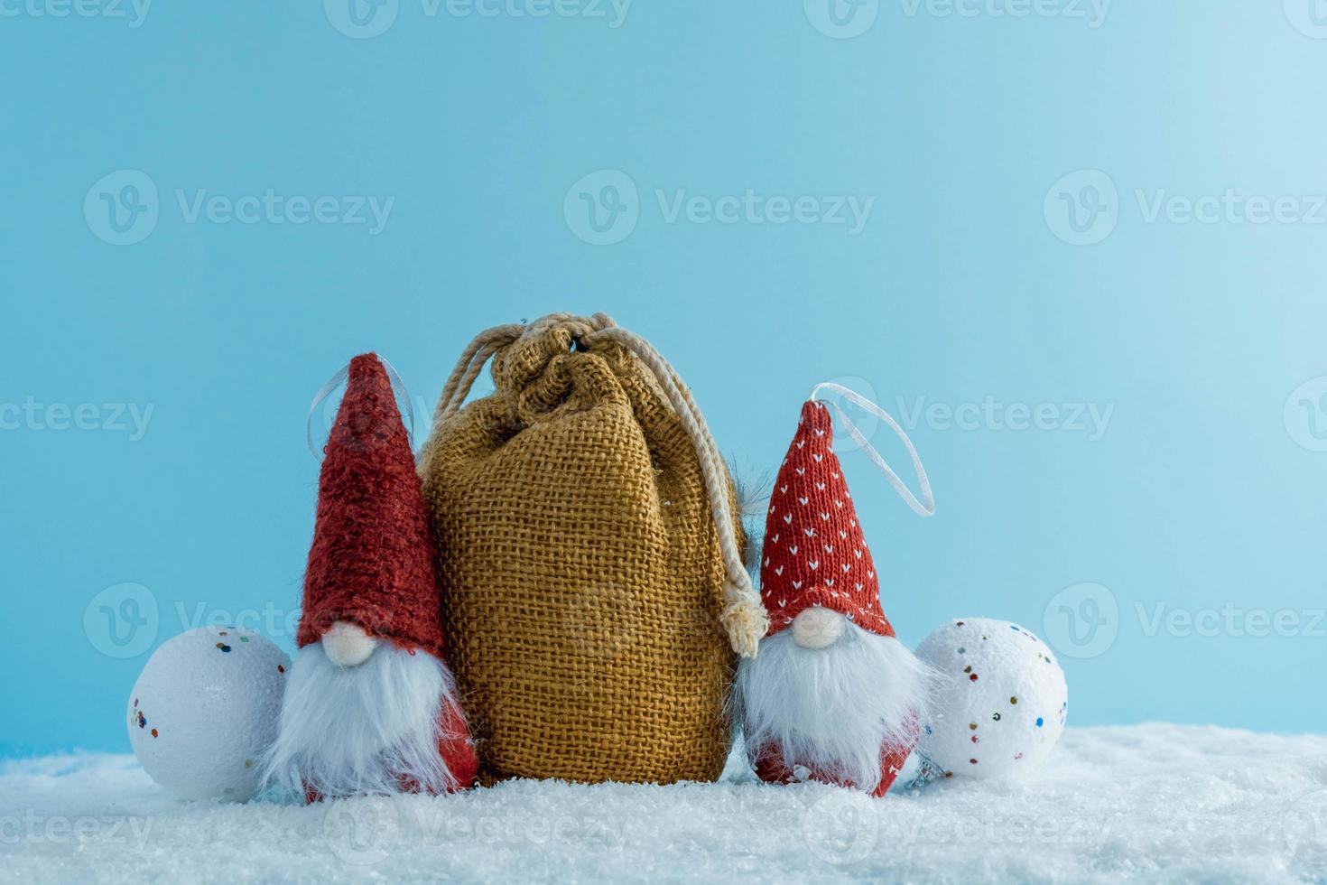Natale o inverno composizione. Due gnomi con un' Borsa di i regali nel il neve. foto