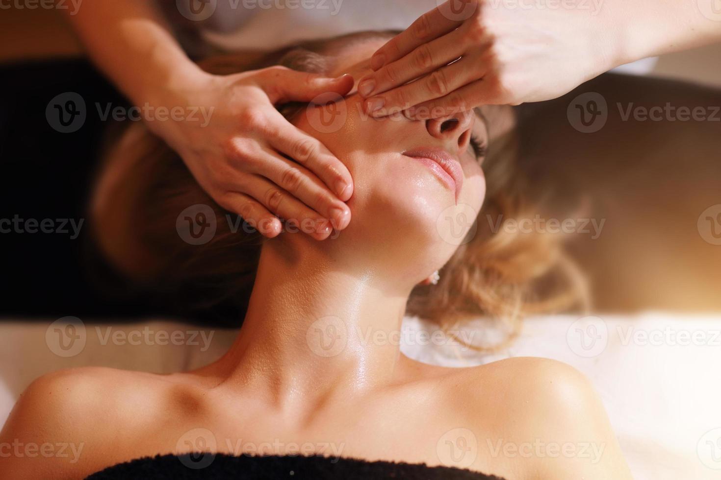 contento donna avendo viso massaggio nel terme salone foto
